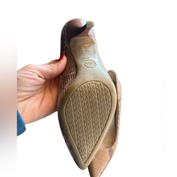 Michael Kors Flex Pumps sz 6.5 Sand Embossed Snakeskin Leather Mid Heels prelove - Picture 2 of 8